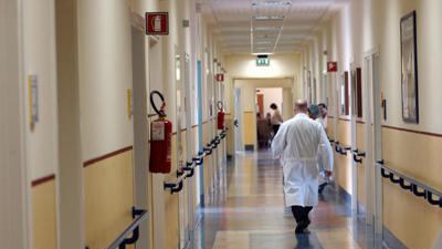 Si traveste da infermiere e violenta una donna incinta: l'orrore in ospedale a Milano
