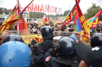 Scontri tra centri sociali e polizia al vertice Ue 11