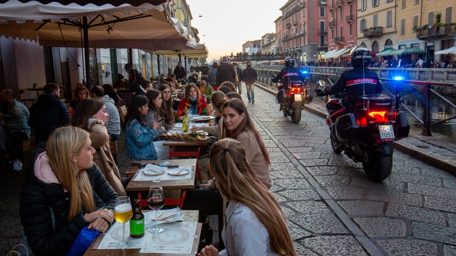 Coprifuoco e massimo 6 persone al tavolo del ristorante: verso un'altra stretta