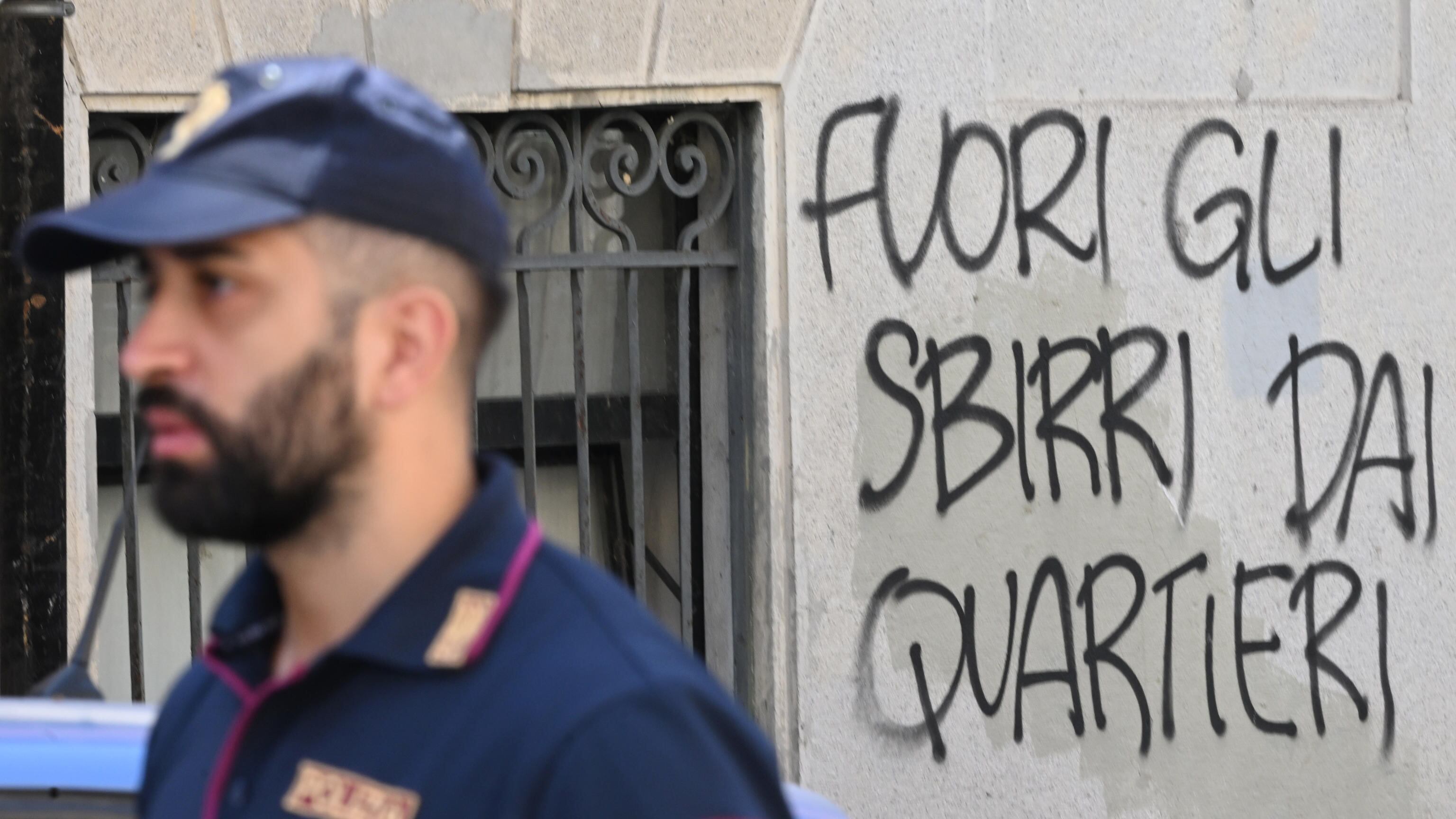 Poliziotti lasciati soli nelle periferie ghetto