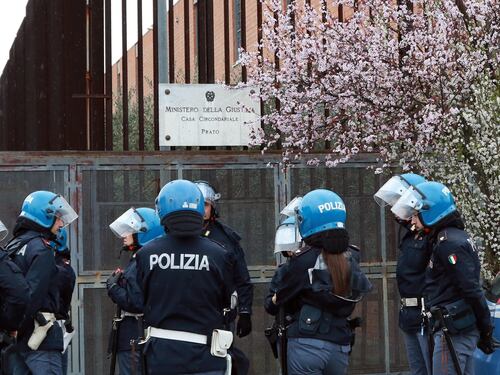 Blitz in carcere e tre agenti finiscono sotto accusa