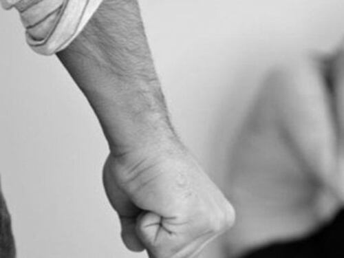 Donna fa arrestare il suo ex. Le aveva fratturato lo zigomo e la picchiava di continuo