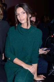 Emily Ratajkowski senza reggiseno a Parigi 17