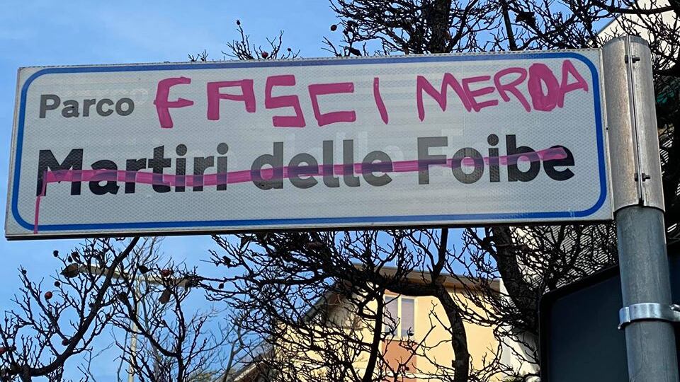 Nuovo sfregio ai martiri delle foibe, l'ira di FdI: "Miserabili e codardi"