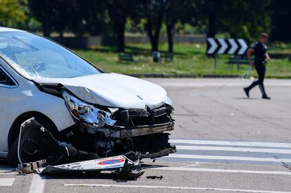 Incidente mortale in via Saponaro, Milano. Le immagini dell'auto rubata abbandonata dai pirati della strada 5