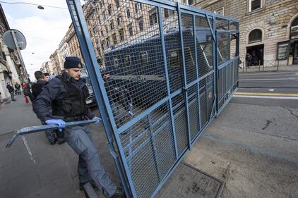 Roma blindata, la polizia usa le gabbie 6