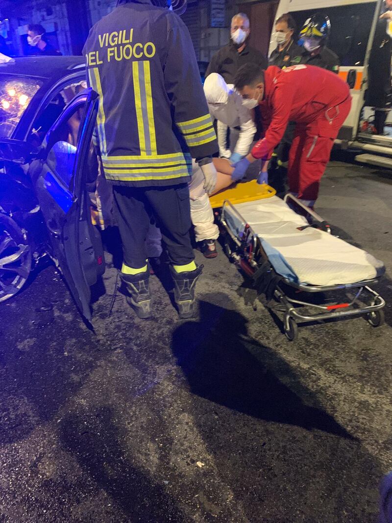 Poliziotto ucciso a Napoli, l'auto distrutta e i soccorsi 3