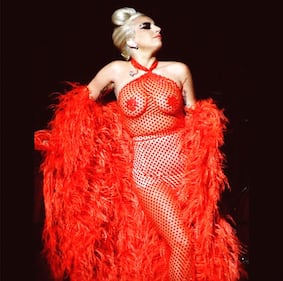 Lady Gaga nuda nella sauna 9
