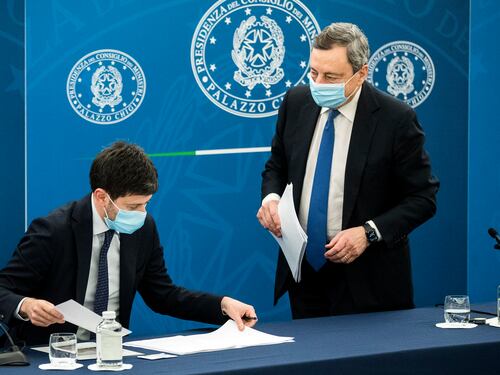 Il green pass a piccoli passi. Esclusi ristoratori, statali e trasporti