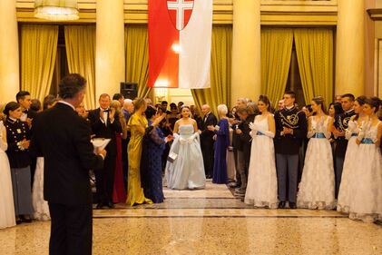 A Milano le debuttanti ballano il valzer. E c'è anche Cenerentola 6
