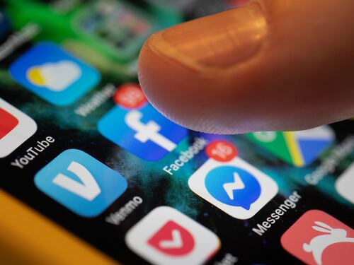 Apple, iPhone al setaccio per scovare i pedofili. Ma scoppia la polemica