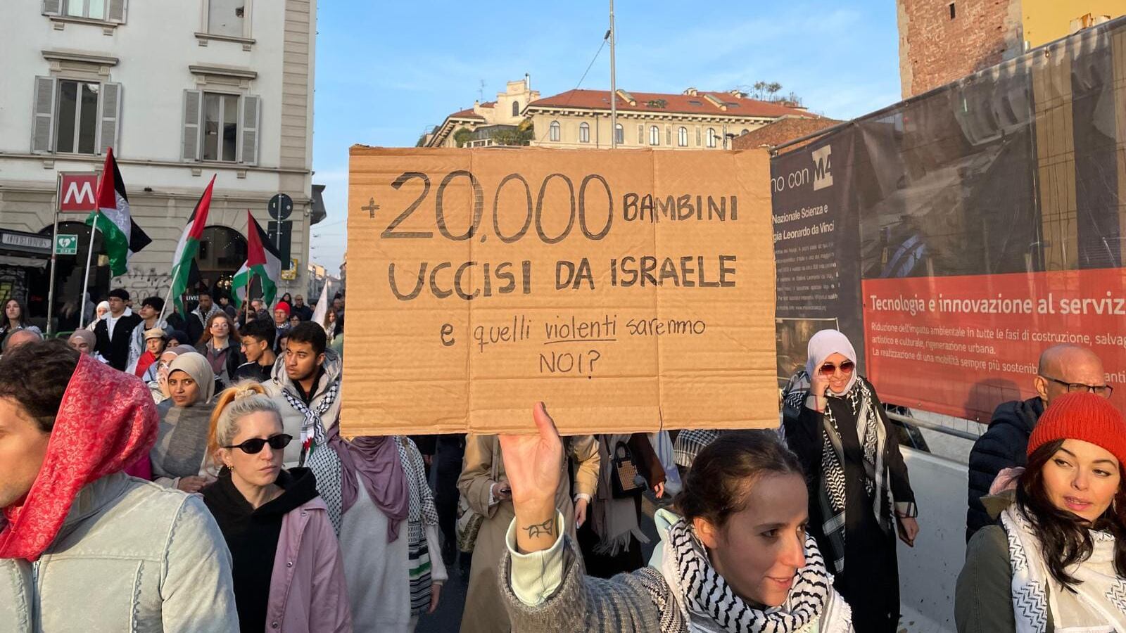 La vergogna del corteo Pro Pal a Milano: "Applauso ai ragazzi di Amsterdam"