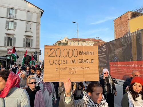 La vergogna del corteo Pro Pal a Milano: "Applauso ai ragazzi di Amsterdam"
