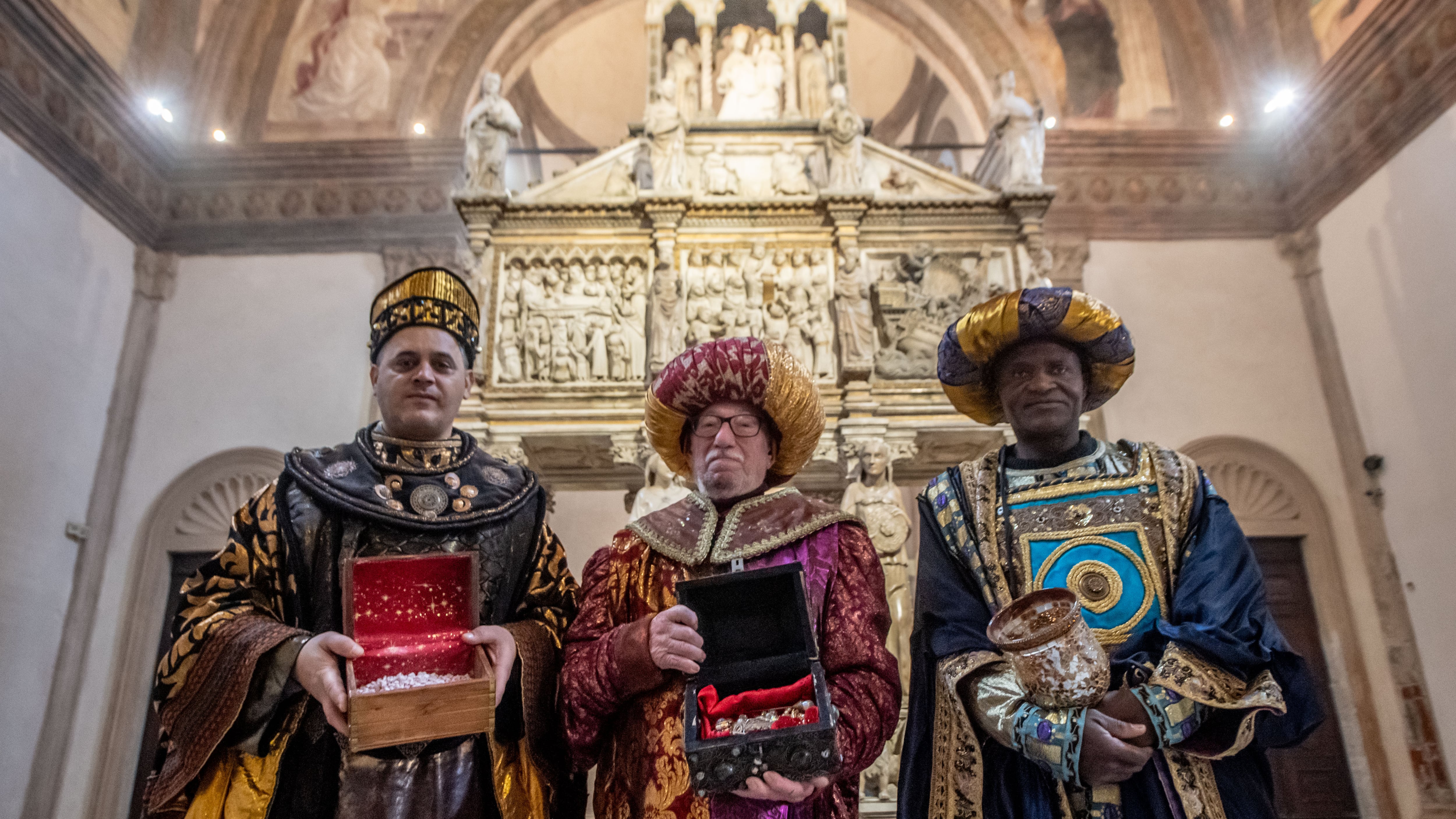 I Re Magi in abiti medievali portano l'Epifania in Duomo