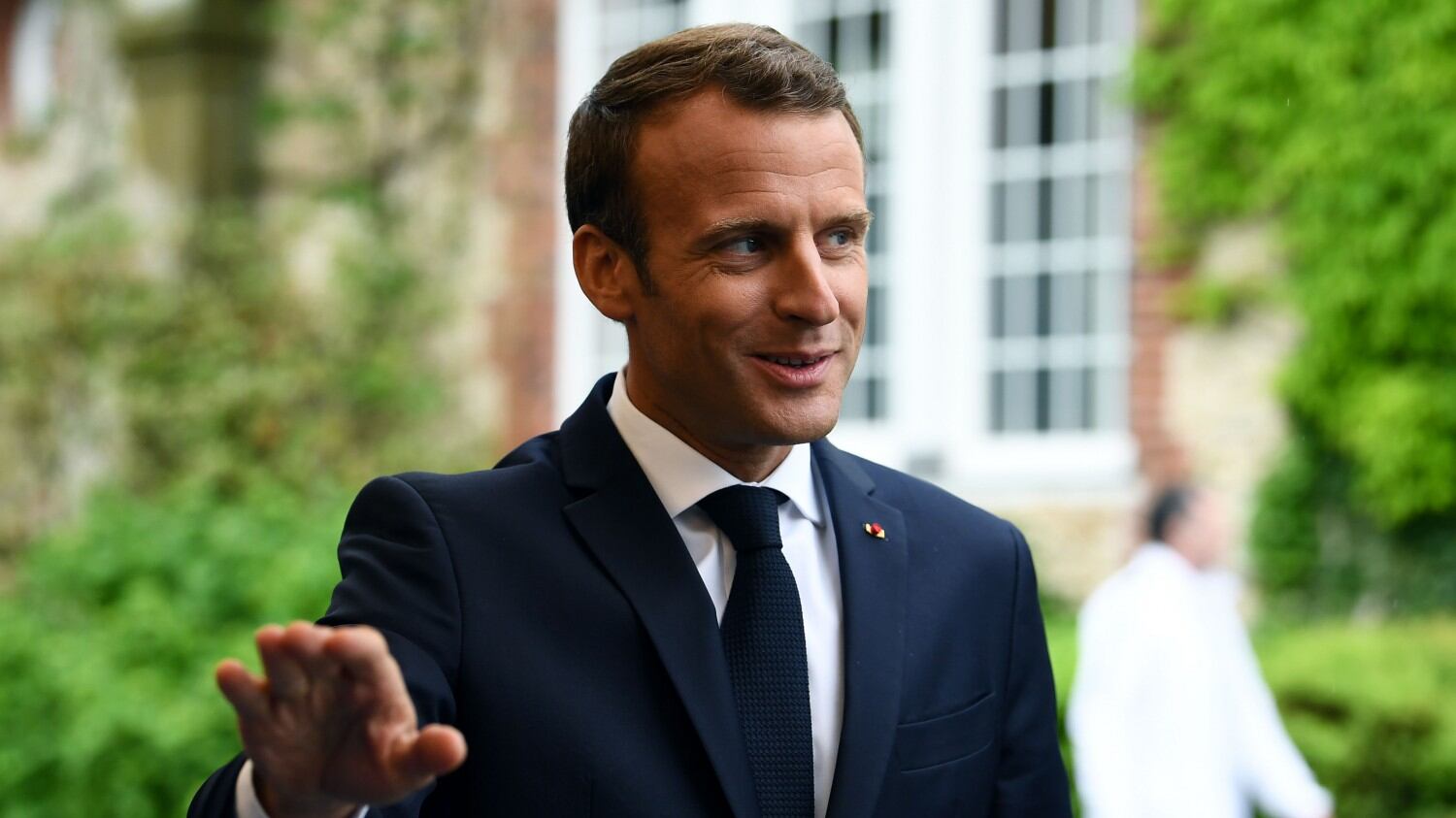 Migranti, la notte della paura viene risolta col volontariato: è scontro con Macron