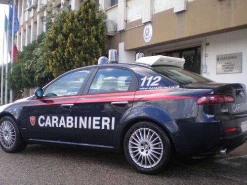Ladri di armi incastrati da una boccetta di profumo: due arresti