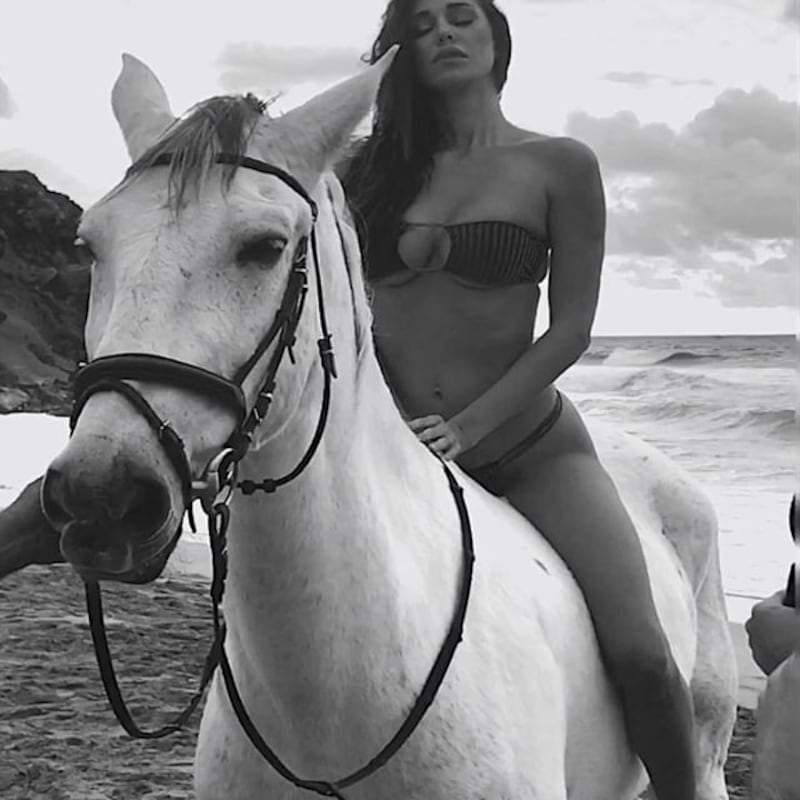 Belen Rodriguez e gli scatti a cavallo: follower in tilt su Instagram 10