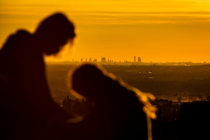 Il vento spazza via nubi e smog: da Bergamo si vede lo skyline di Milano 16