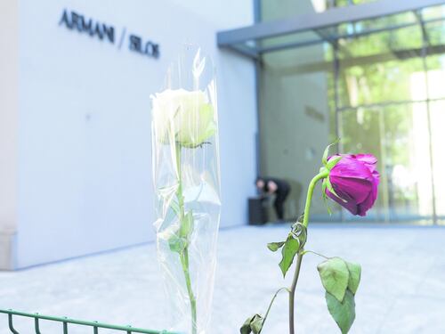 Un nastro nero, fiori e biglietti. Il lutto discreto della sua Milano
