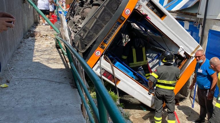 Capri, l'autista muore d'infarto. Il pullman precipita: 28 feriti