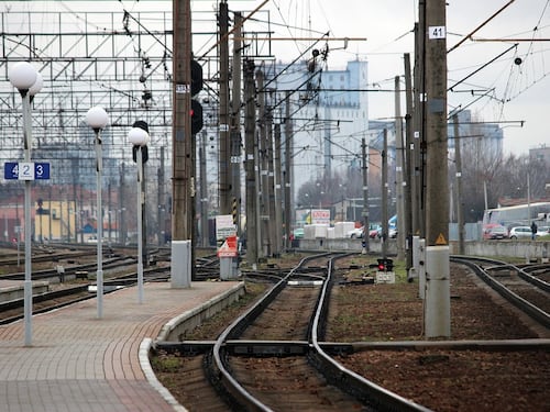 Circumvesuviana, treno si ferma: passeggeri camminano sui binari