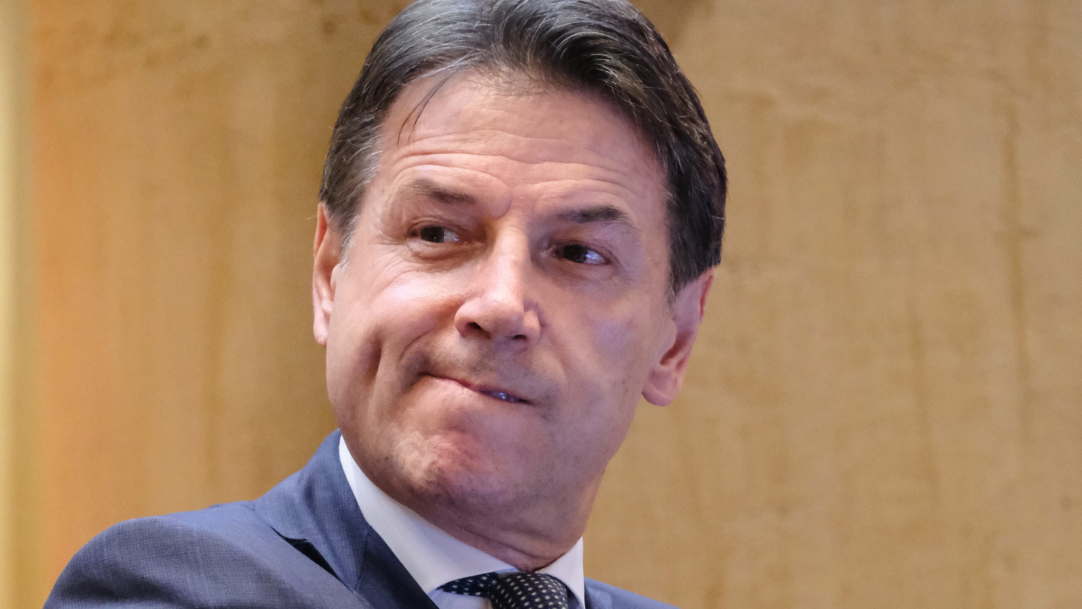 Conte sfida la fronda M5s: dobbiamo stare con il Pd