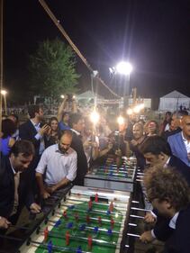 Renzi a sorpresa alla Festa dell'Unità tra selfie e biliardino 16