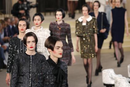La sfilata di Chanel tra tavoli della roulette e slot 10