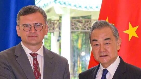 "Kiev è pronta a negoziare". Faccia a faccia Kuleba-Wang a Guangzhou