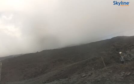 L'Etna emette cenere: chiuso sezione dello spazio aereo su Catania 2