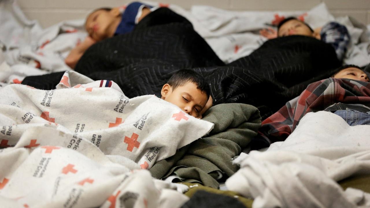 Bambini immigrati costretti al freddo e alla fame: bufera su Trump