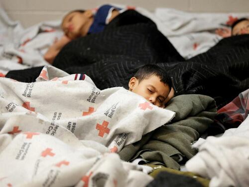 Bambini immigrati costretti al freddo e alla fame: bufera su Trump