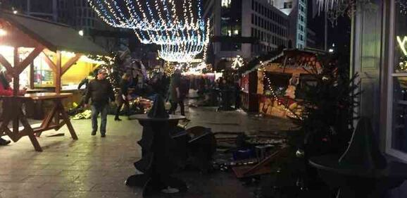 Terrore a Berlino: camion sul mercatino di Natale 2