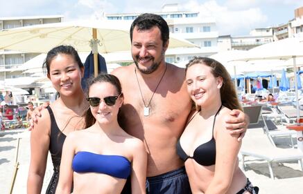 Salvini a Milano Marittima tra la Guardia Costiera, fan e riposo 7