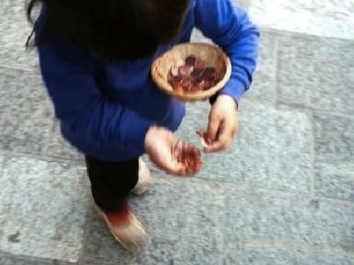 La figlia è cieca dalla nascita: la obbliga a chiedere l'elemosina