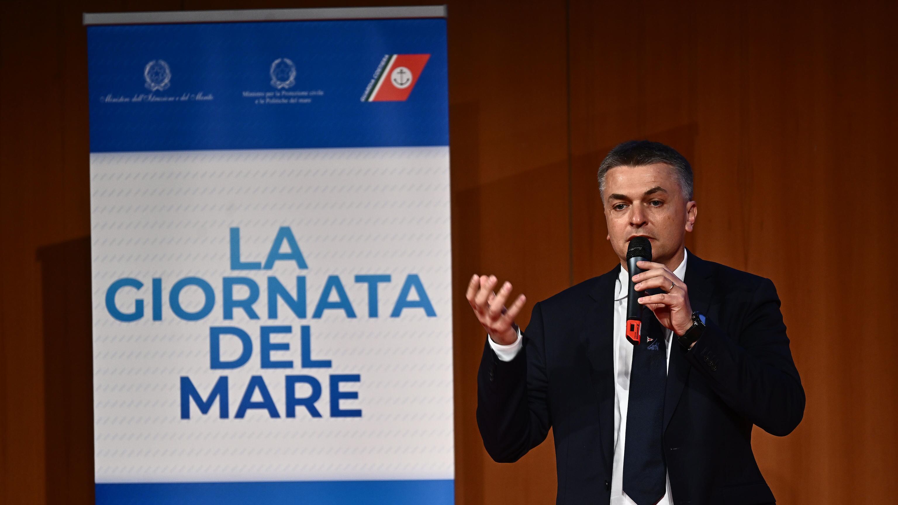 "Uniremo la Sicilia con la Calabria: le risorse ci sono"
