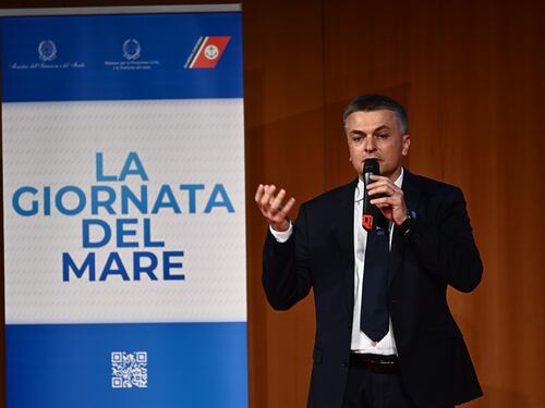 "Uniremo la Sicilia con la Calabria: le risorse ci sono"