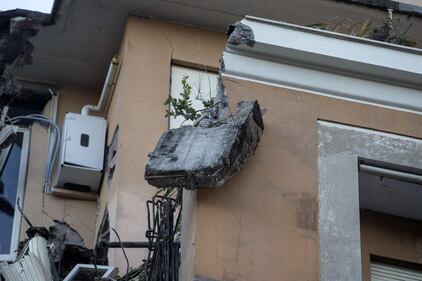 Roma, crollano tre piani di un palazzo 15