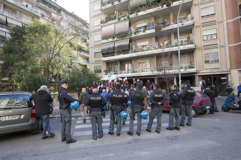 Casal Bruciato, residenti in protesta: "Le case prima agli italiani" 1