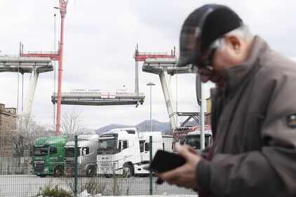 Ponte Morandi, le immagini della demolizione della trave tampone 2