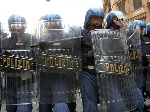 Sputa al poliziotto: viene assolto