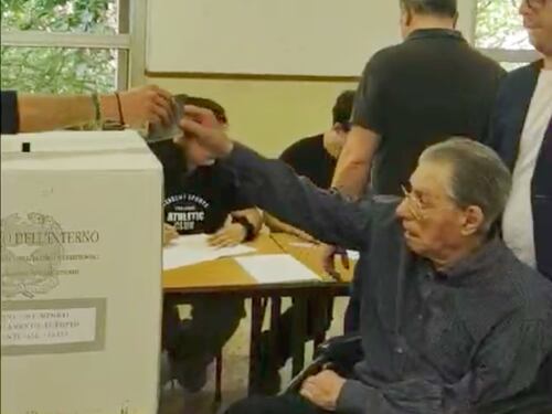 In via Bellerio minimizzano il voltafaccia di Bossi. "È stato strumentalizzato"
