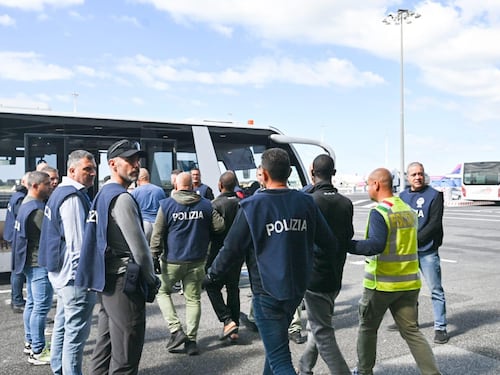 Migranti, Italia capofila nella missione Frontex per la Nigeria: 58 migranti rimpatriati, 46 espulsi dall’Italia