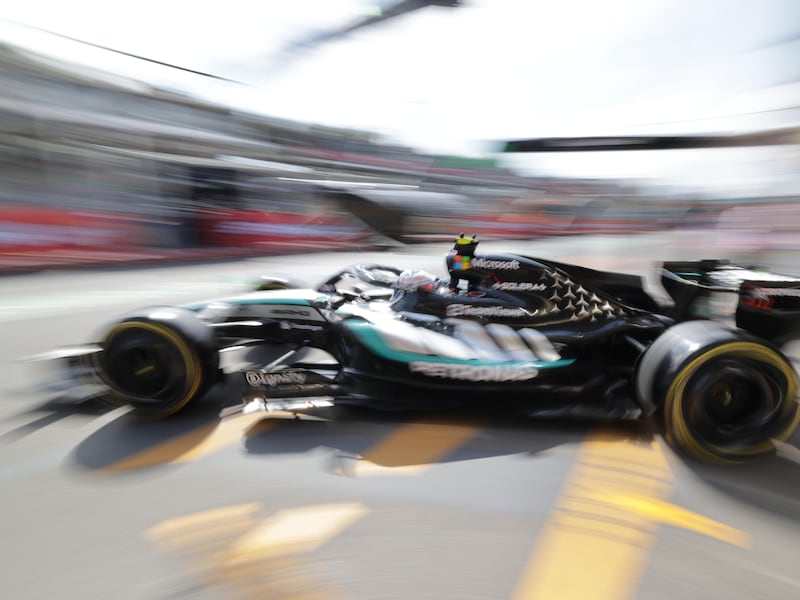 F1, Antonelli a muro, a Baku partirà 16°. La pole va a Russell, Leclerc 2°