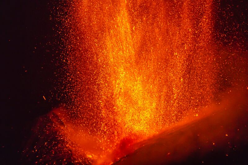 L'Etna in eruzione dà spettacolo 2