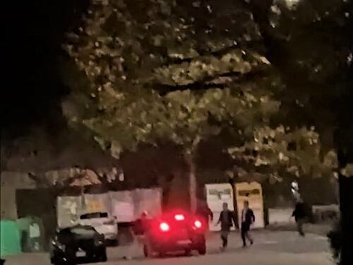 Il fucile in faccia, poi le bastonate alla Jaguar. Terrore in piazza: cosa è successo