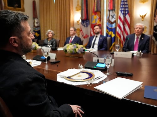 Trump a Zelensky: "Abbiamo finito". E lo Zar pretende l’intero Donetsk