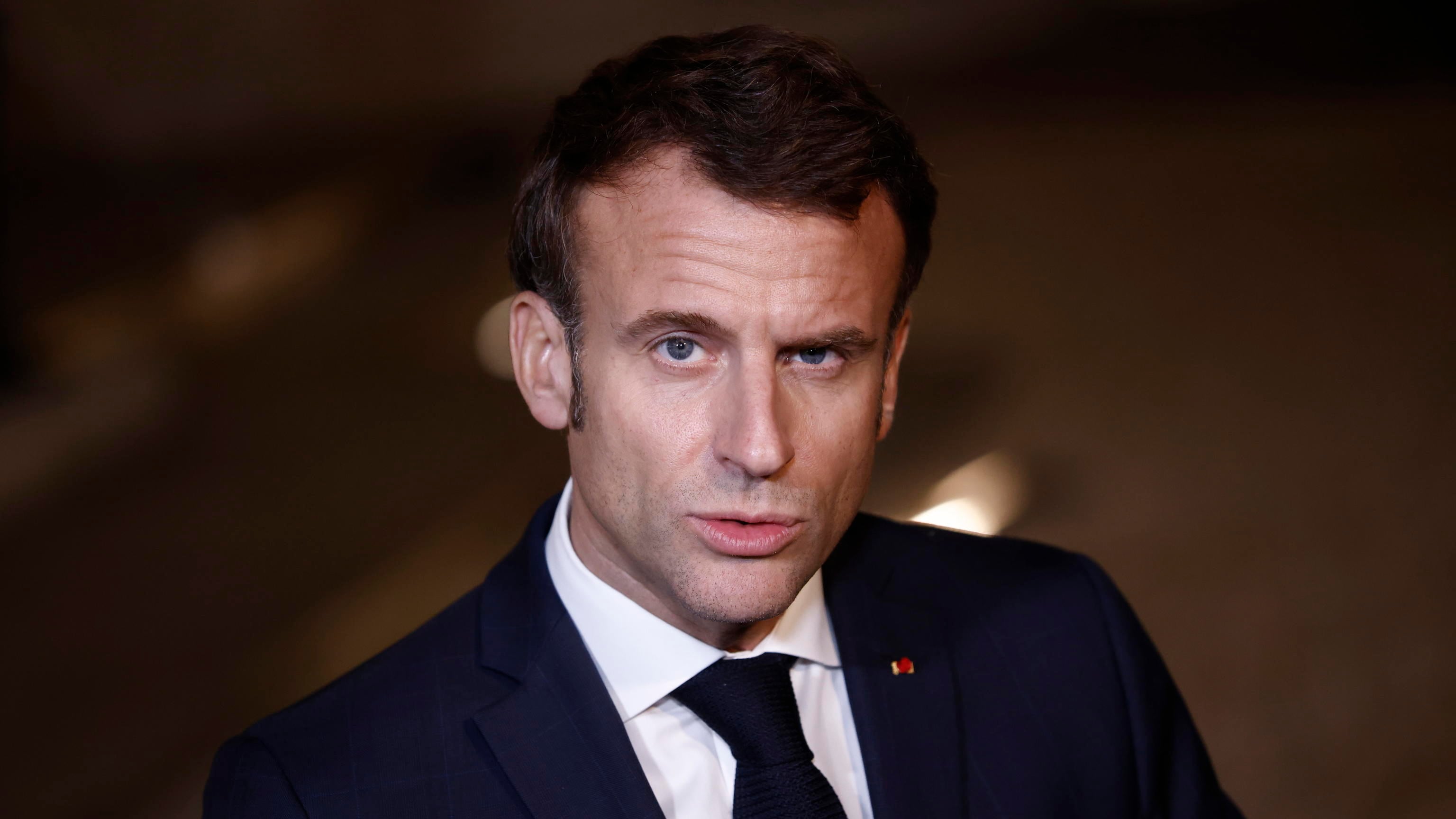 Macron si giustifica. Opposizioni scatenate "Servo di McKinsey"