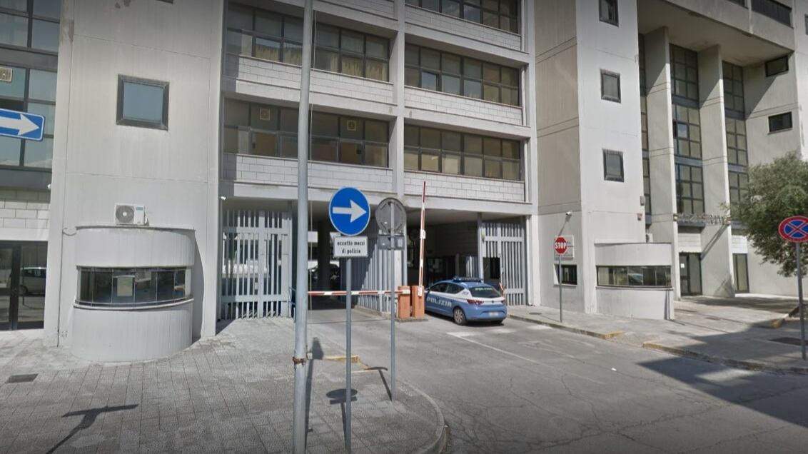 In strada col machete, poi aggredisce agenti: un ghanese in manette