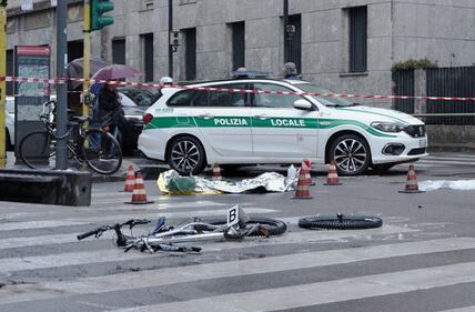 Tragedia a Milano, donna travolta e uccisa da una betoniera: i rilievi 7